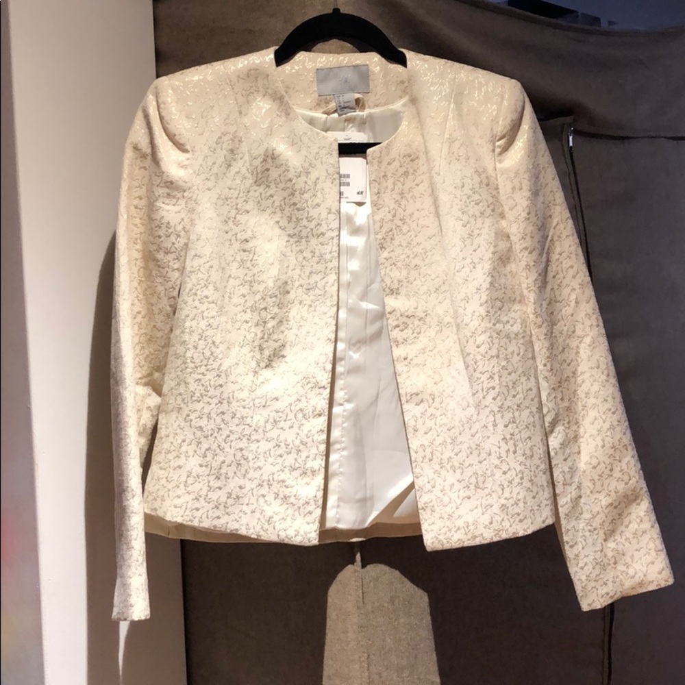 🔴 Gold embossed cream blazer